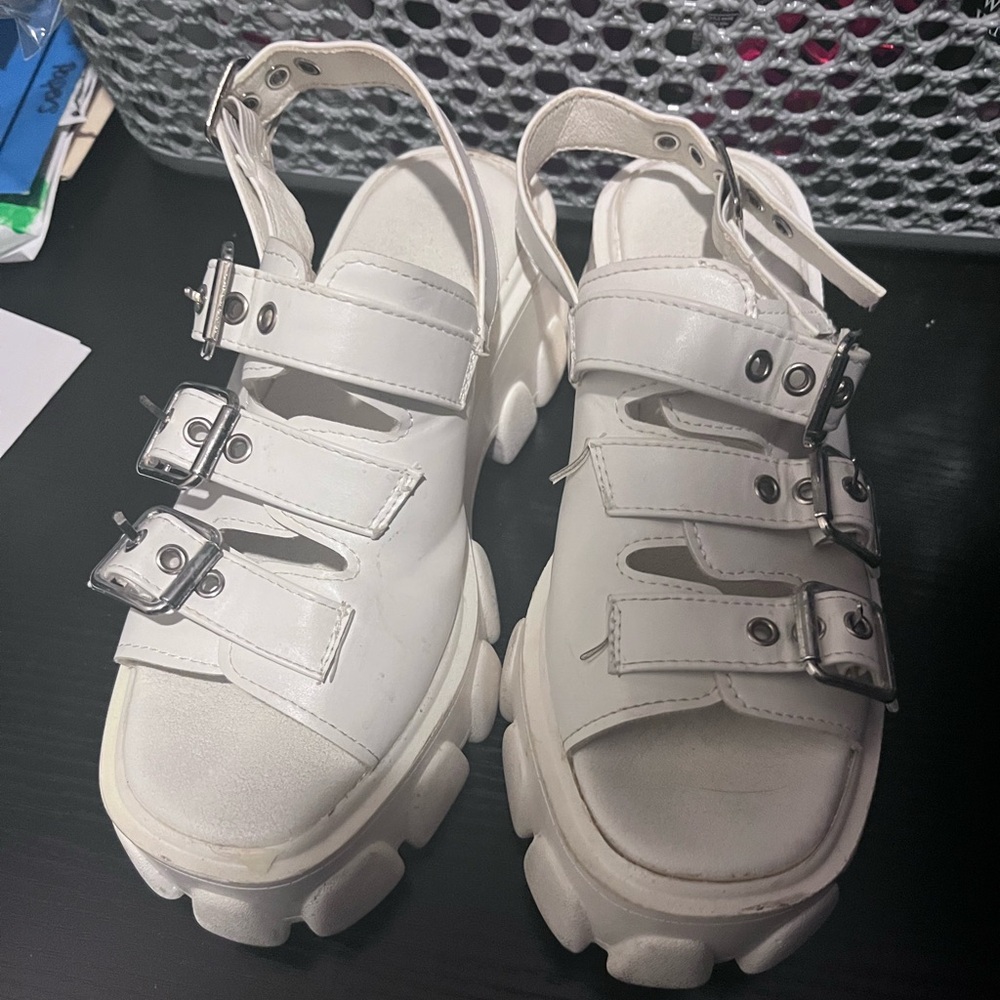 🖤(10 for $10) White Chunky Strap Sandals